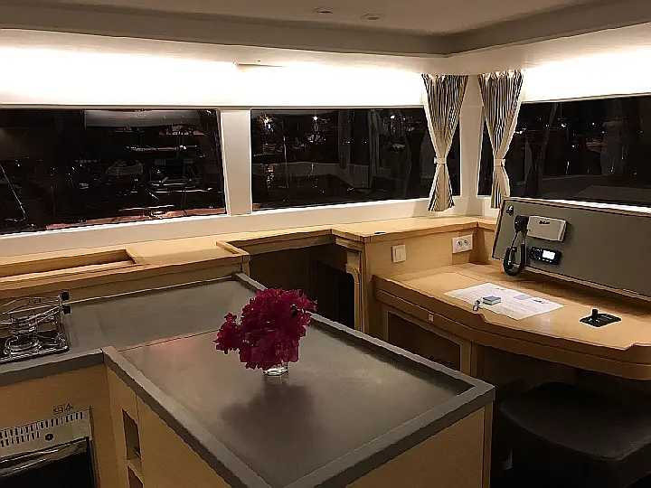 Lagoon 450 SporTop - Navigation Table
