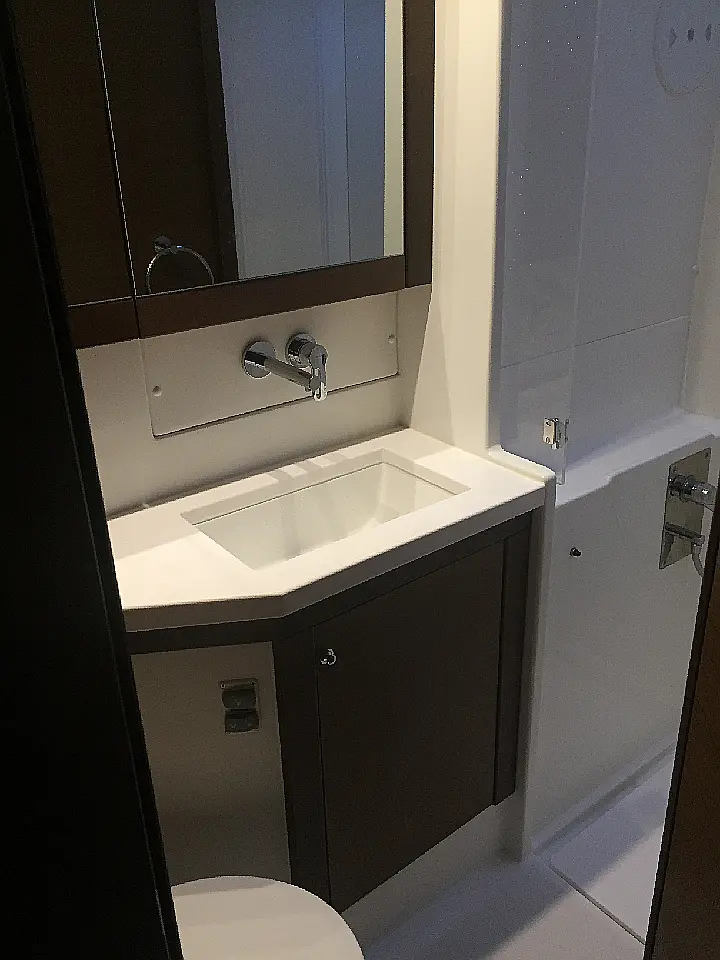 Lagoon 450 SporTop - Bath / toilet 1