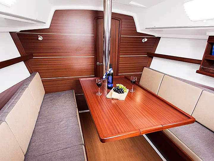 Delphia 31 - interior